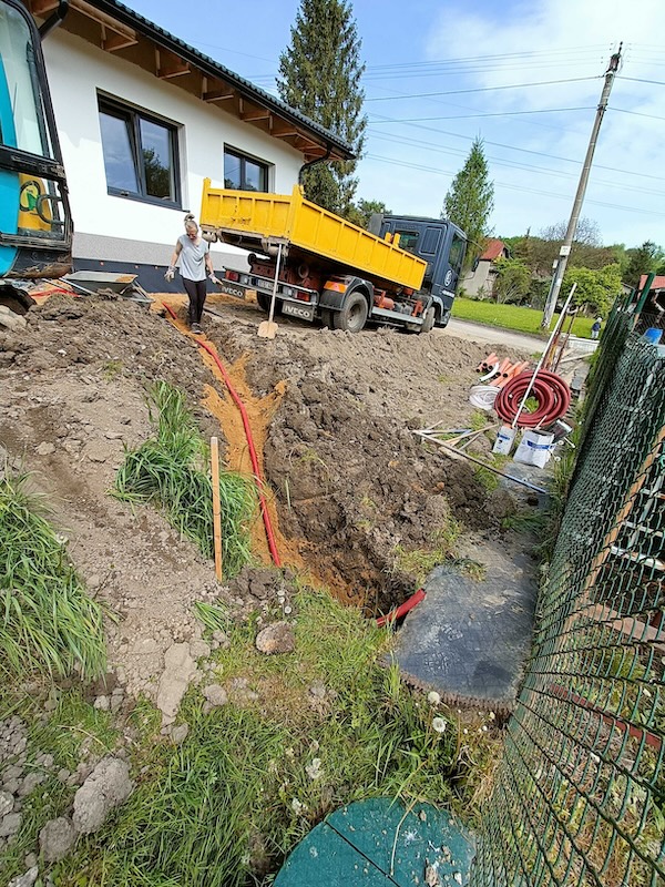 Instalace chráničky do země