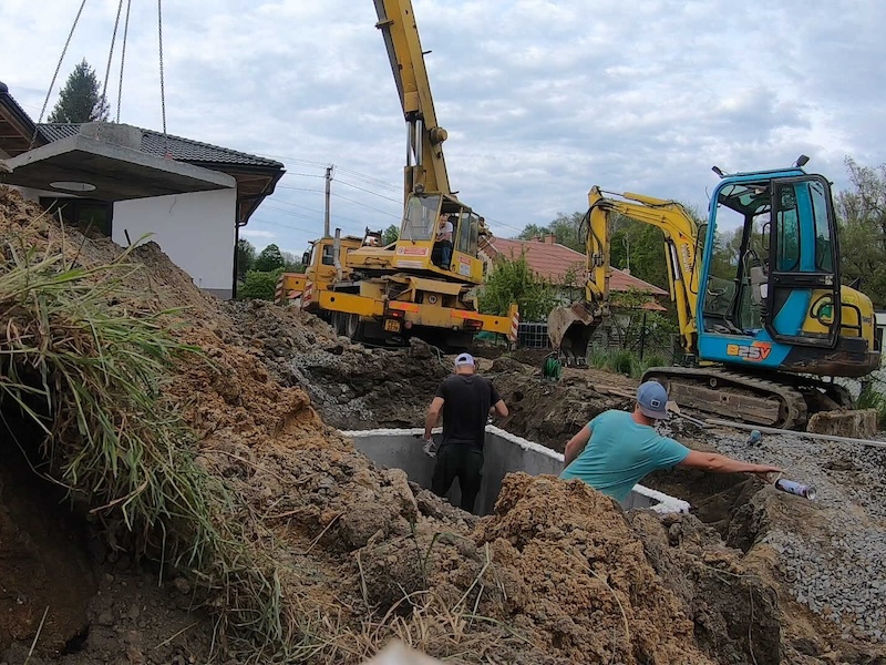Osazení betonová akumulační nádrž na dešťovou vodu